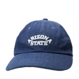 Gorra tipo baseball de tela denim azul con bordado frontal en color blanco que dice Arizona State.