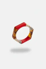 Pulsera rígida de forma hexagonal confeccionada en resina, con secciones en colores rojo, ámbar y efecto mármol blanco.