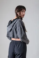 Pantalón cargo negro con cintura elástica, bolsillos laterales y ajuste con cordón en los tobillos.