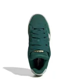 Championes Adidas modelo Grand Court Alpha, color verde oscuro con las icónicas tres tiras laterales en tono crema. Presentan un diseño de inspiración retro, con capellada de cuero sintético, entresuela blanca con tecnología Cloudfoam para mayor amortiguación y suela de goma en tono caramelo.