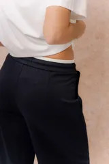 Pantalón celeste de pierna recta y silueta amplia, con cintura elástica y cordón regulable.