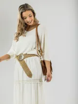 Sweater tejido fino italiano color crudo, con escote en V y mangas 3/4. Diseño holgado y liviano.