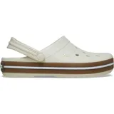 Zuecos Crocs modelo Crocband con diseño deportivo. Presentan una estructura de espuma Croslite en color beige con una franja decorativa en tono marrón y una línea blanca en la entresuela. Incluyen correa de talón pivotante y orificios de ventilación en la parte superior.