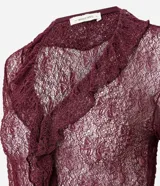 Blusa de encaje transparente color bordó, con mangas largas, escote en V con volados frontales y bajo fruncido.