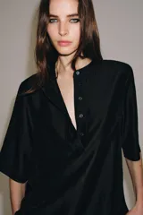 Blusa fluidia de manga corta ZW Collection, confeccionada en mezcla de lyocell, color marrón con cuello redondo y cierre frontal parcial con botones.
