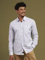 Camisa celeste con finas rayas verticales blancas, de manga larga y corte clásico.