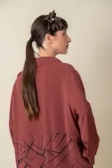 Túnica color almendra con estampado geométrico en negro, de corte oversize, con cuello camisero y mangas 3/4.