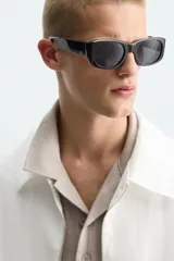 Cazadora de hombre color blanco, de corte relajado (relaxed fit), confeccionada en tejido de lino. Presenta cuello solapa, manga larga con puño abotonado y cierre frontal con cremallera metálica. Incluye bolsillos de vivo en la cadera.