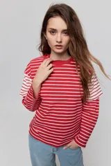 Remera de manga corta con diseño a rayas horizontales azules y blancas, corte relajado y cuello redondo.