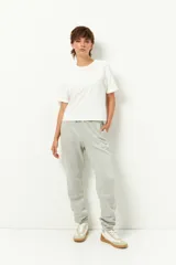 Pantalón de jogging negro de algodón con interior de felpa, bolsillos laterales, cintura elástica y puños ajustados.