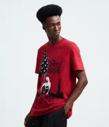 Remera de algodón color rojo con estampado gráfico frontal de Avril Lavigne, globos y letras en estilo gótico.
