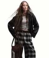 Pantalón de corte wide leg con acabado sastre, confeccionado en tejido crepé con estampado de cuadros escoceses. Presenta cintura estructurada con trabillas para cinturón.