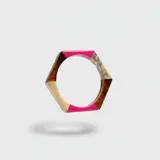 Pulsera rígida de forma hexagonal confeccionada en resina, con secciones en colores rojo, ámbar y efecto mármol blanco.