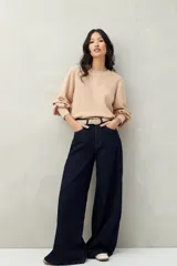 Sweater negro de tejido de punto con mangas abullonadas y puños elastizados.