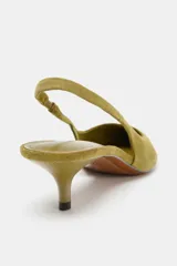 Zapato destalonado de ante color verde oliva, con diseño de punta fina y tacón kitten de 5,5 cm. Incluye tira trasera con elástico lateral para mayor ajuste.