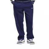 Pantalón deportivo azul con tres rayas blancas verticales a los costados y logo de Adidas bordado en blanco.