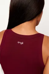 Musculosa de malla acanalada color bordó, de diseño minimalista con escote redondo y tiras anchas, confeccionada en viscosa y elastano con ajuste al cuerpo.