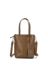 Cartera tipo tote de tamaño pequeño, color taupe con textura de efecto cocodrilo. Cuenta con doble asa superior, correa larga ajustable y extraíble, cierre superior y un dije metálico colgante con el logo de la marca.
