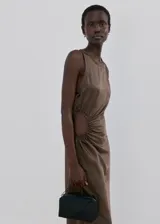 Vestido midi de satén color marrón, sin mangas, con cuello redondo y diseño fruncido con abertura lateral en la cintura.