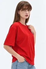 Remera de manga corta color rojo, con cuello redondo a la base y diseño holgado.