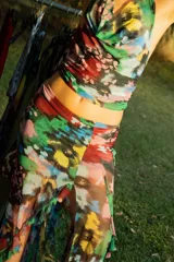 Falda larga de encaje rojo con diseño de volados laterales y transparencias, corte ajustado en la parte superior y fluido hacia el ruedo.