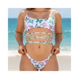 Bikini blanco con estampado de mariposas de colores, de dos piezas, con corpiño tipo triángulo con tiras cruzadas en el abdomen y bombacha tipo tanga.