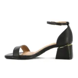 Sandalia de tacón medio Vizzano, color negro, con diseño de tira delantera, talón cerrado y pulsera ajustable al tobillo con hebilla metálica dorada. Tacón ancho y cuadrado con detalle metálico superior.