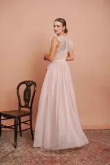 Vestido largo de tul plumetí en color rosa suave, con detalles de encaje bordado en el torso y volados en los hombros.