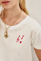 Remera blanca de algodón con estampa trasera en forma de corazón que simula un disco de vinilo con la inscripción Extraordinary Records.
