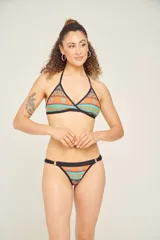 Corpiño de bikini con estampado a rayas horizontales en colores lila, celeste, blanco, amarillo y fucsia. Tiene breteles negros y corte triangular.
