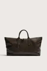 Bolso shopper de hombro fabricado en piel con acabado abatanado. Cuenta con compartimento principal con cierre de cremallera, interior con bolsillo plano y bolsillo con cierre. Incluye dos asas de mano, asa de hombro y detalle de llavero colgante.
