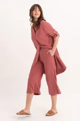 Pantalón palazzo color rosa oscuro, confeccionado en lino, con bolsillos laterales.