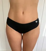 Pack de tres vedetinas de lycra: una beige, una blanca y una negra.