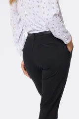 Pantalon de gabardina negro de corte recto con spandex, bolsillos laterales y presillas para cinturon.