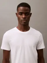 Pack de tres remeras de cuello redondo y manga corta Calvin Klein, confeccionadas en algodón puro. Presentan un diseño de corte clásico con logo de monograma bordado en el dobladillo inferior.
