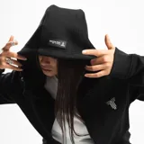 Campera con capucha y cierre frontal, color negro, con logo minimalista blanco bordado en el pecho. Presenta bolsillos tipo canguro y puños y cintura acanalados.