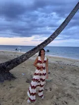 Pantalón largo de tejido de punto acanalado color marrón oscuro, con cordón ajustable en la cintura.