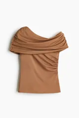 Top entallado de punto elástico color marrón, con hombros descubiertos, escote asimétrico vuelto y costuras fruncidas que generan un efecto drapeado.
