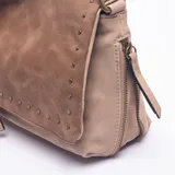 Bandolera color camel con solapa frontal decorada con tachas metálicas pequeñas. Cuenta con cierre principal, correa ajustable y diseño estructurado.