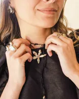 Anillo de diseño artesanal con estructura entrelazada de líneas irregulares y acabado orgánico. Pieza ajustable fabricada en metales nobles.