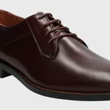 Zapato formal de cuero Hush Puppies modelo Blues, color vino (bordó oscuro), de diseño clásico con cordones y suela de goma.