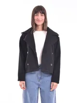 Tapado corto negro con doble botonadura y cuello solapa.