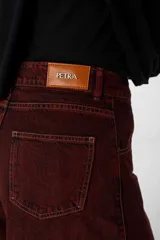 Pantalón de jean con diseño de paneles en dos tonos de azul, corte wide leg y tiro alto. Presenta un estilo patchwork con costuras visibles y terminación acampanada.