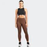 Top deportivo Reebok modelo Lux Contour Crop color negro con cuello redondo, diseño ajustado y paneles de contorno con soporte.