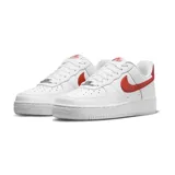 Championes Nike Air Force 1 de corte bajo, color blanco con detalles en textura de piel de serpiente en tono bronce en el swoosh lateral y en el talón.