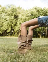 Bucaneras de caña alta color marrón, de gamuza, con taco de madera.