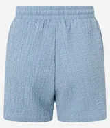 Bermuda de mujer confeccionada en tejido chambray texturizado, con corte recto, cintura elástica y lazo de ajuste.