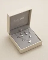 Set de joyería compuesto por collar y aros colgantes de acero, ambos con dijes en forma de libélula minimalista.