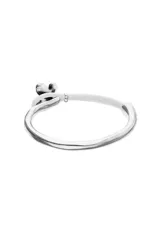 Pulsera semirígida bañada en plata de ley con diseño de mariposa central y estructura de cuero blanco.
