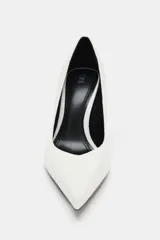 Zapato de tacón alto fino color blanco con efecto craquelado, escote en pico y acabado en punta fina.